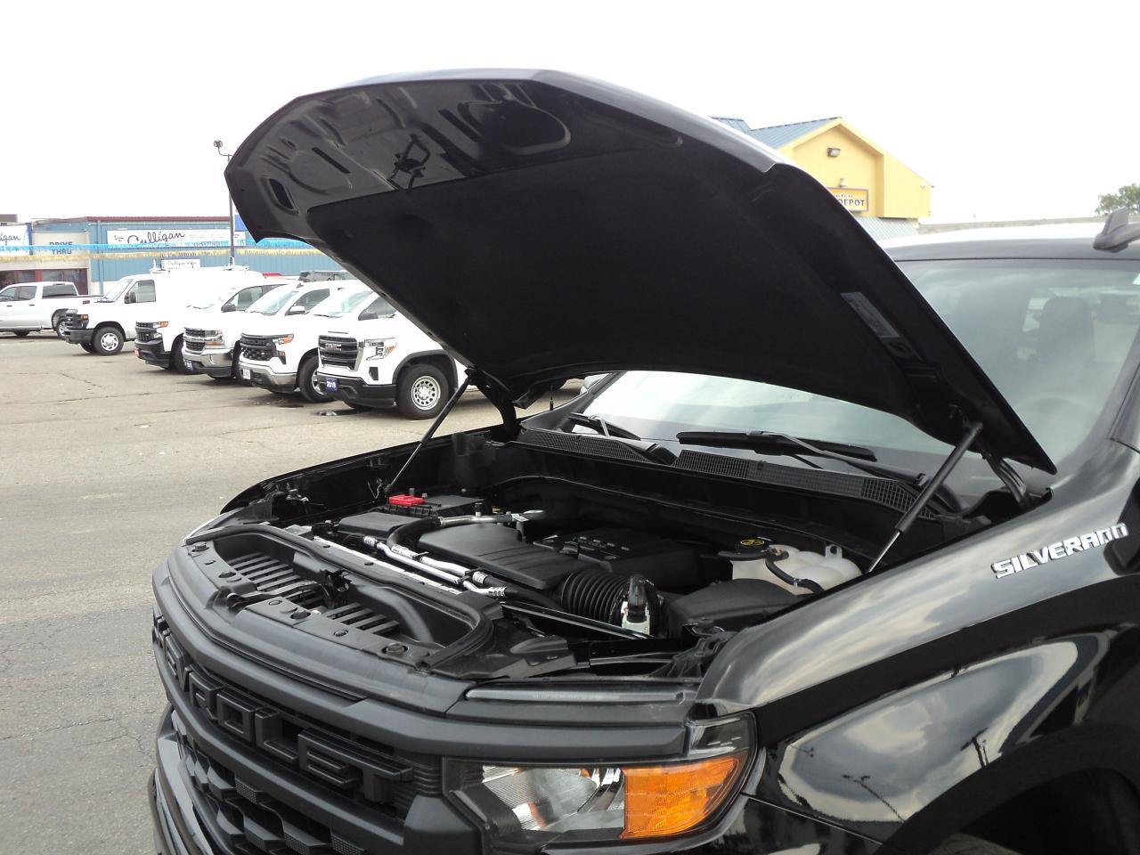 2024 Chevrolet Silverado 1500 Custom DoubleCab 4WD 2.7L4cylGas 6'7"Box - Photo #26