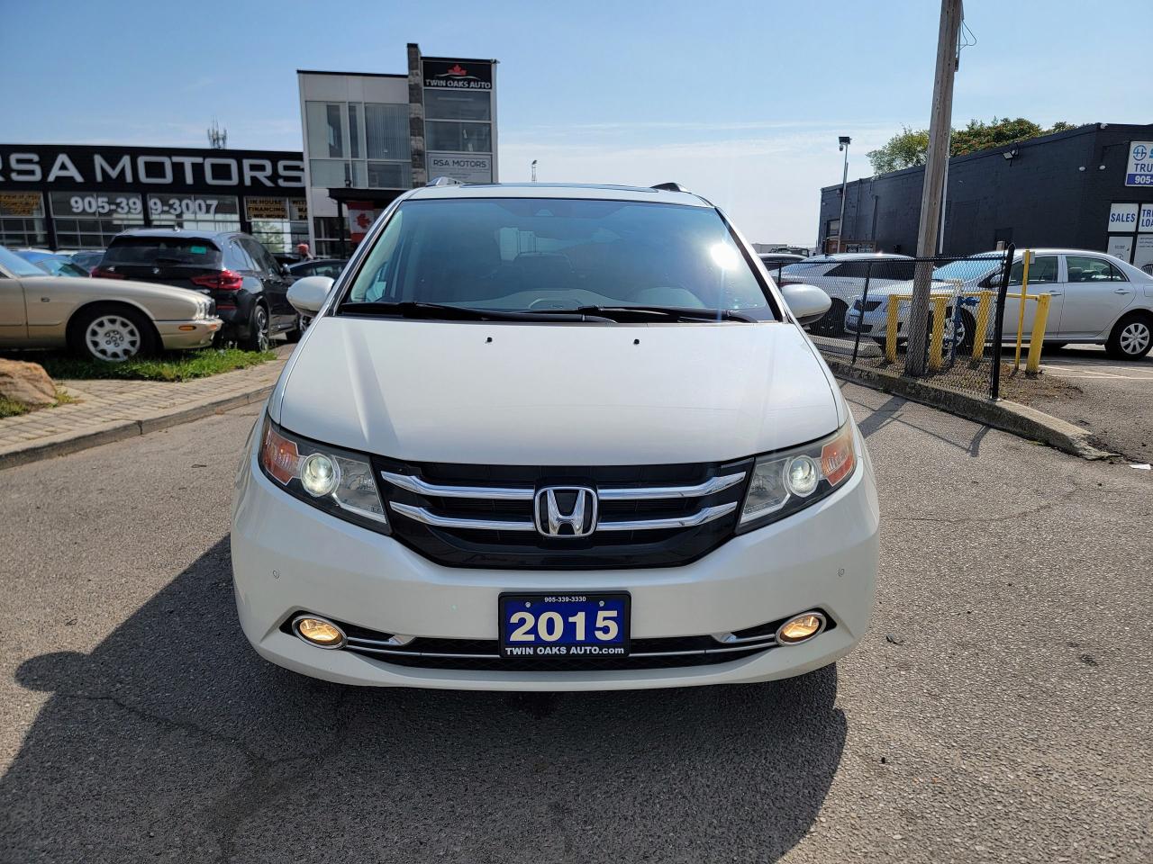 2015 Honda Odyssey Touring w/RES & Navi - Photo #2