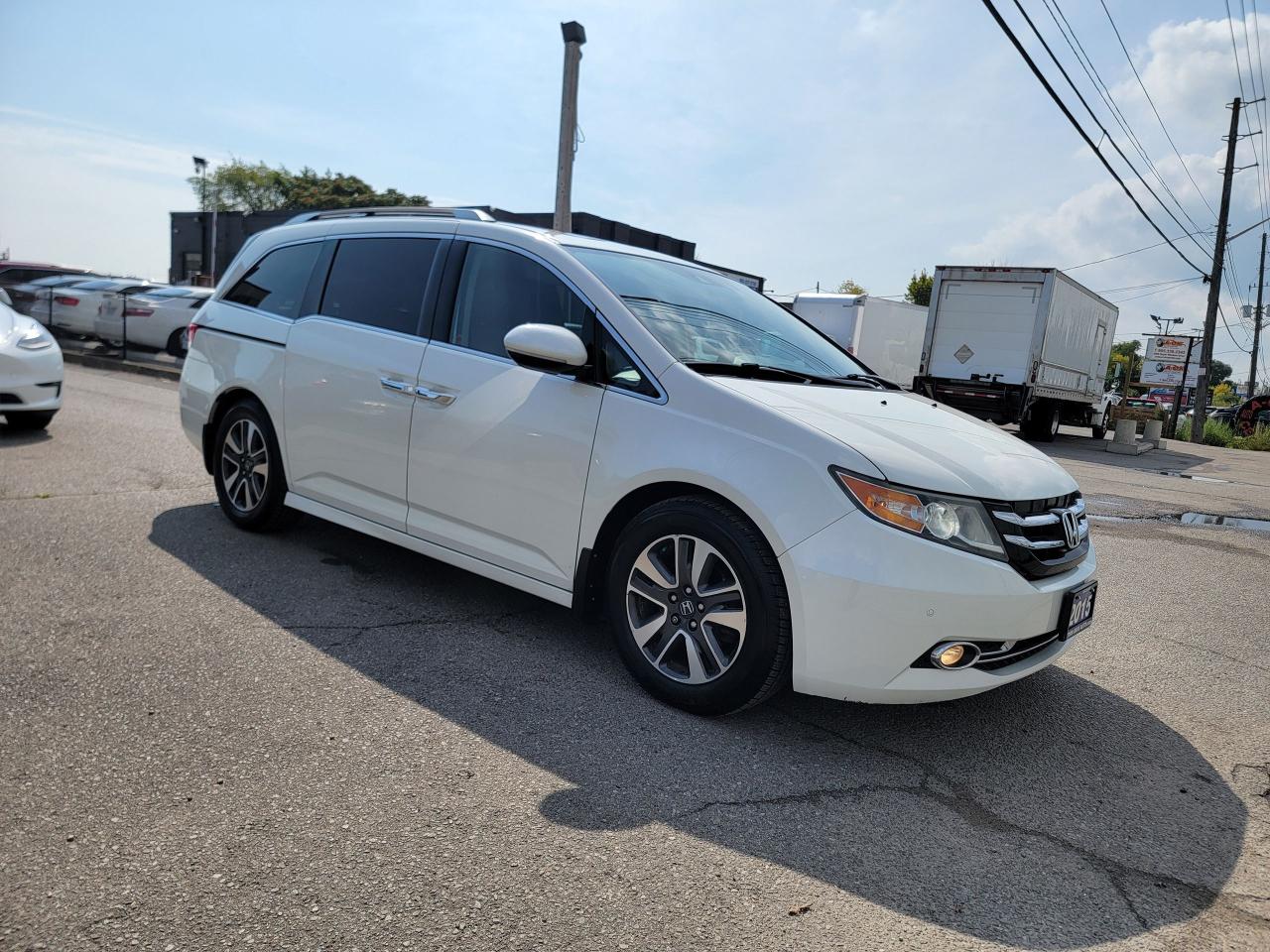 2015 Honda Odyssey Touring w/RES & Navi - Photo #3