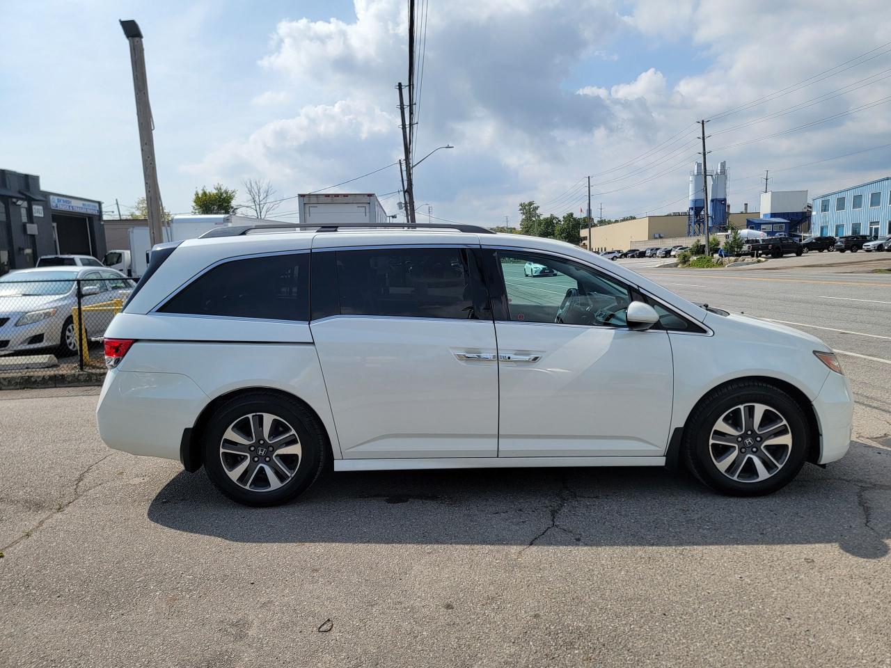 2015 Honda Odyssey Touring w/RES & Navi - Photo #4