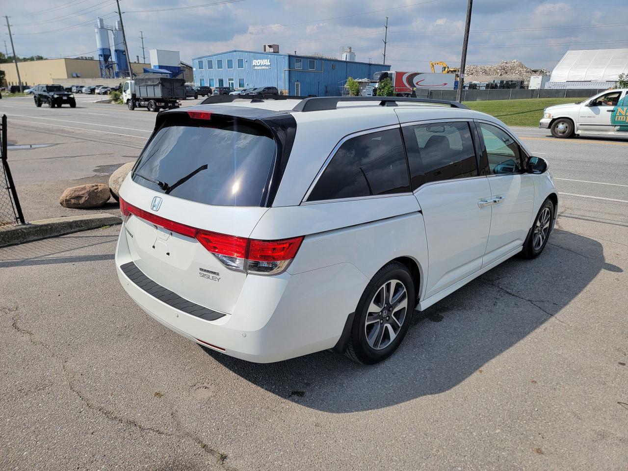 2015 Honda Odyssey Touring w/RES & Navi Photo4