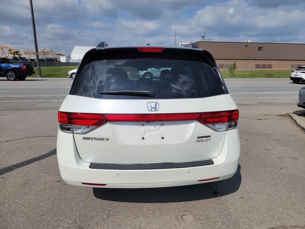 2015 Honda Odyssey Touring w/RES & Navi - Photo #6