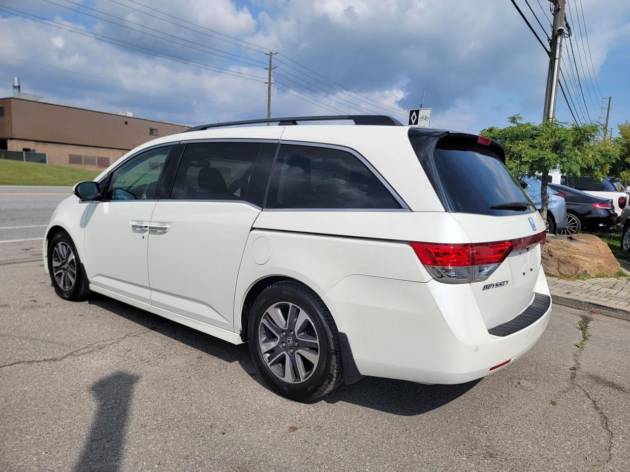 2015 Honda Odyssey Touring w/RES & Navi - Photo #7