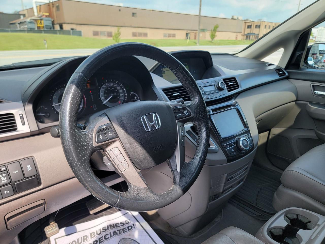 2015 Honda Odyssey Touring w/RES & Navi - Photo #9