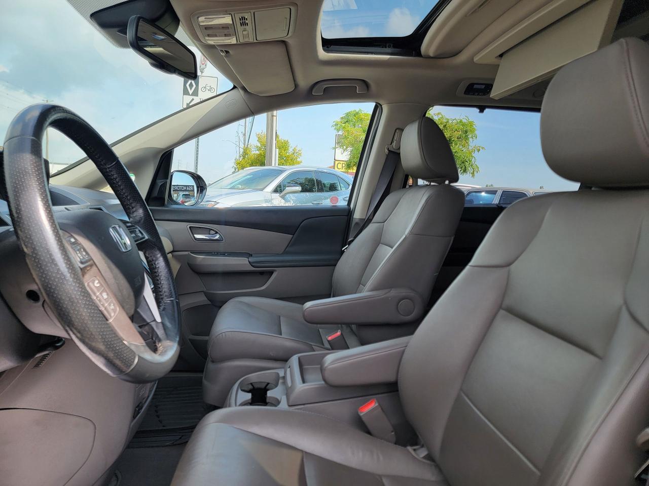 2015 Honda Odyssey Touring w/RES & Navi - Photo #10