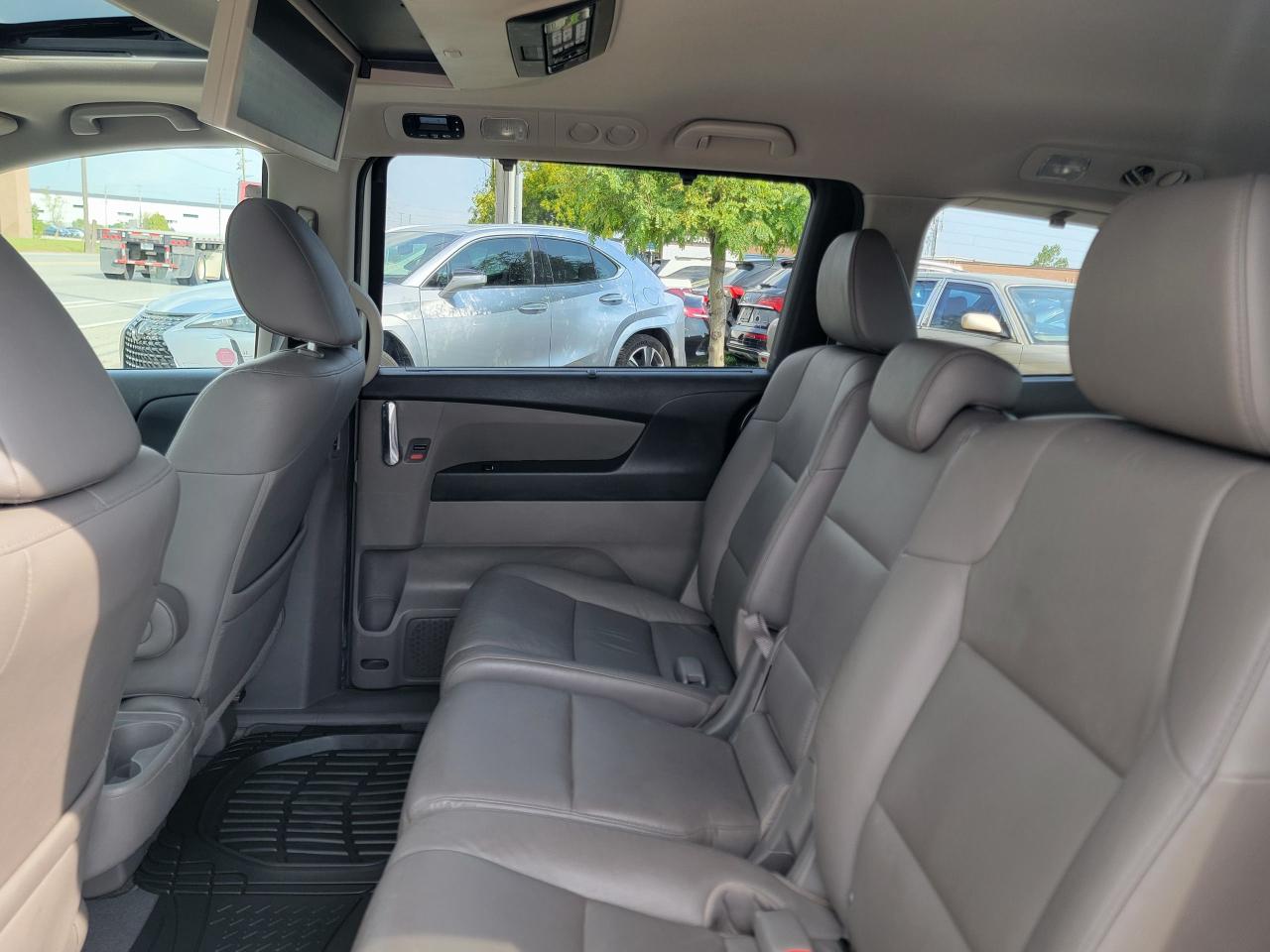 2015 Honda Odyssey Touring w/RES & Navi - Photo #11