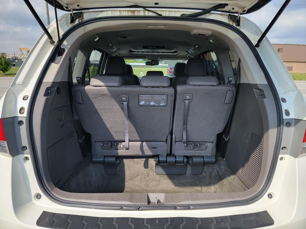 2015 Honda Odyssey Touring w/RES & Navi - Photo #15