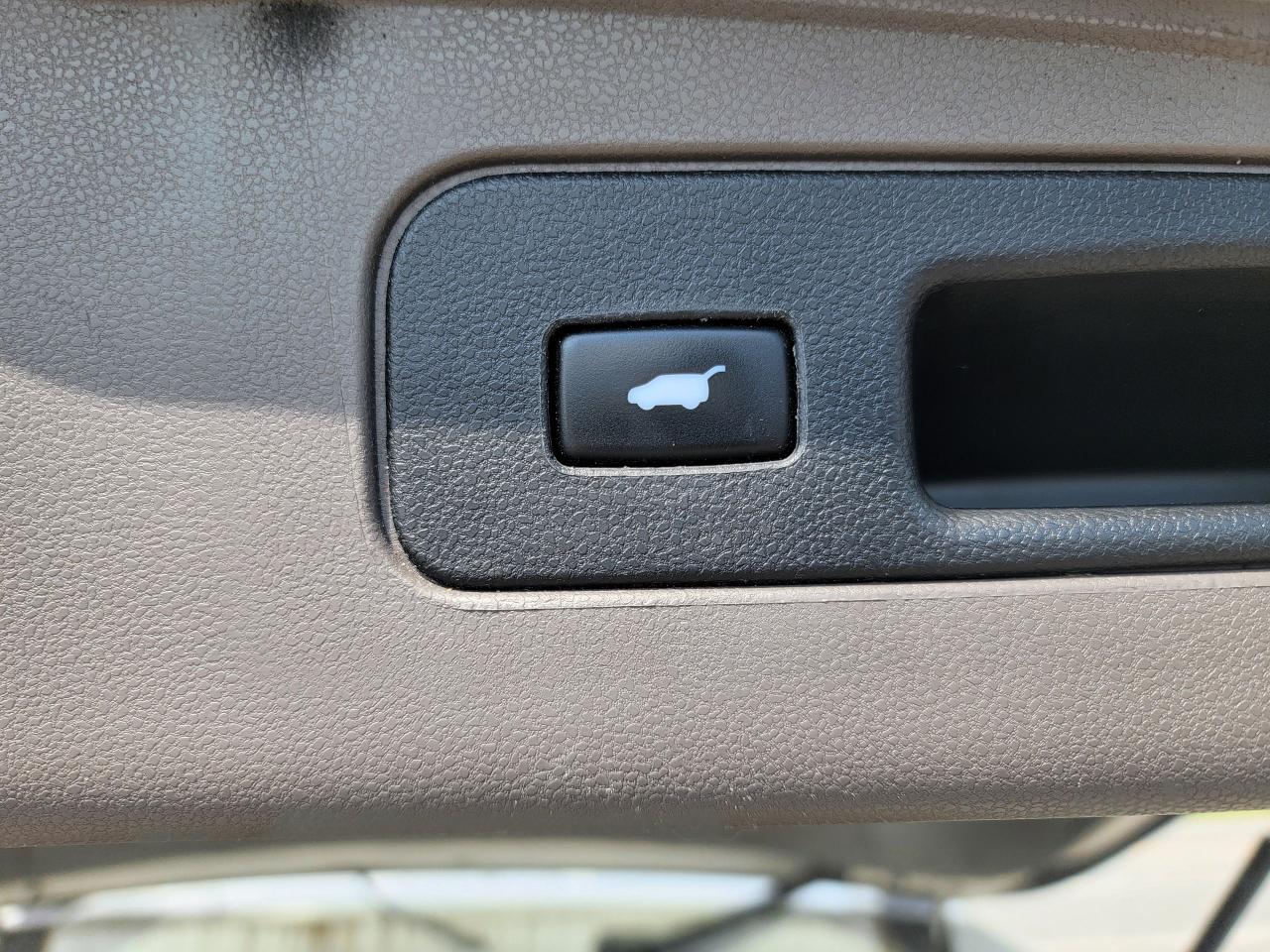 2015 Honda Odyssey Touring w/RES & Navi - Photo #16
