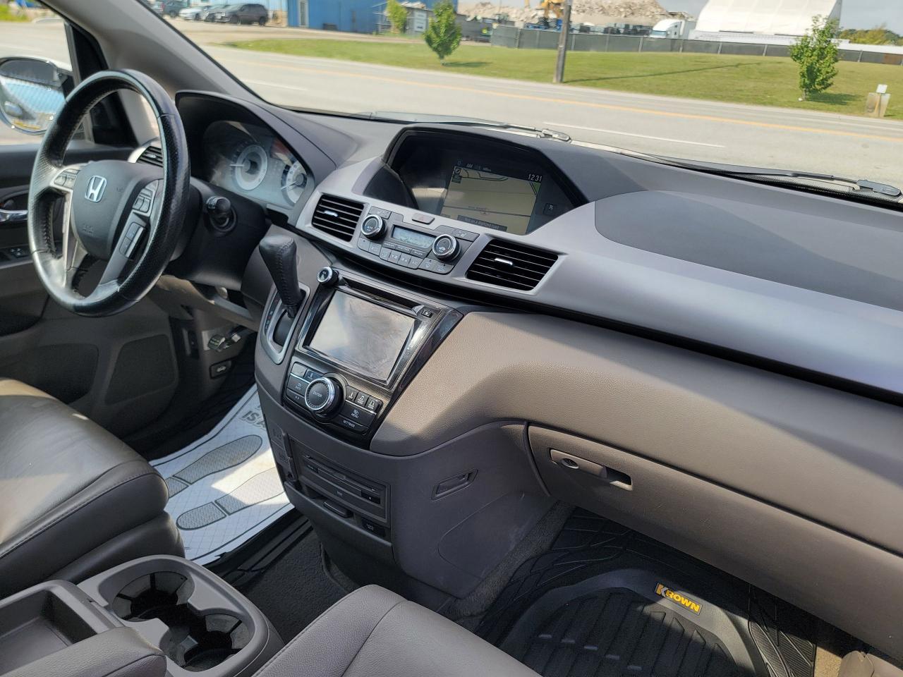 2015 Honda Odyssey Touring w/RES & Navi - Photo #17