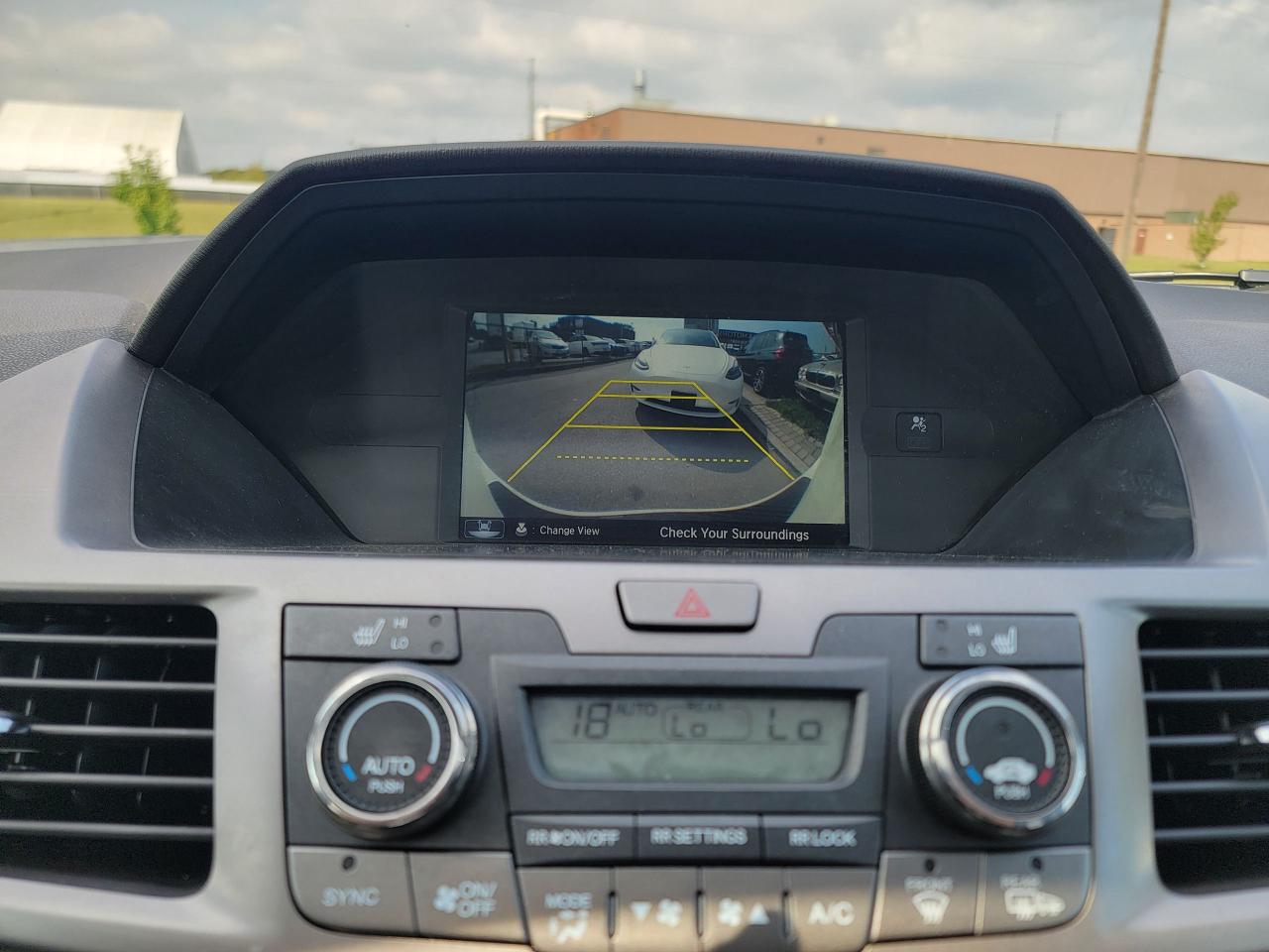 2015 Honda Odyssey Touring w/RES & Navi - Photo #23
