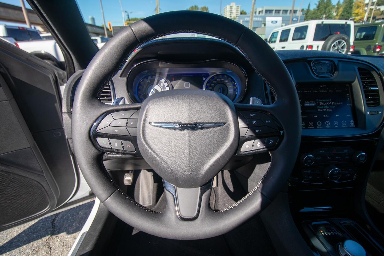 2023 Chrysler 300 300S AWD Photo5