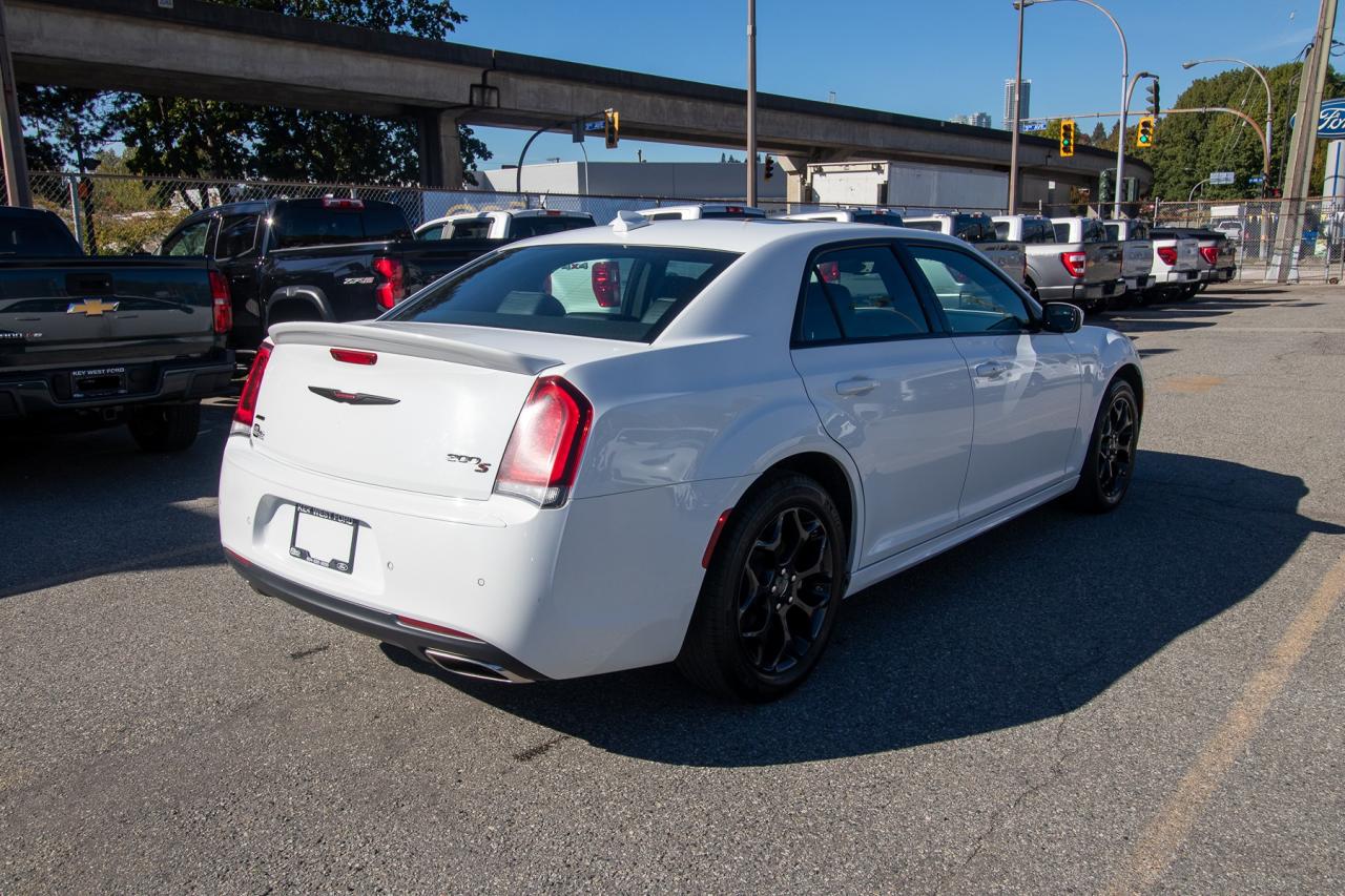 2023 Chrysler 300 300S AWD Photo5