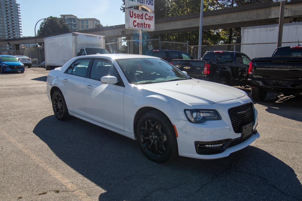 2023 Chrysler 300 300S AWD Photo4
