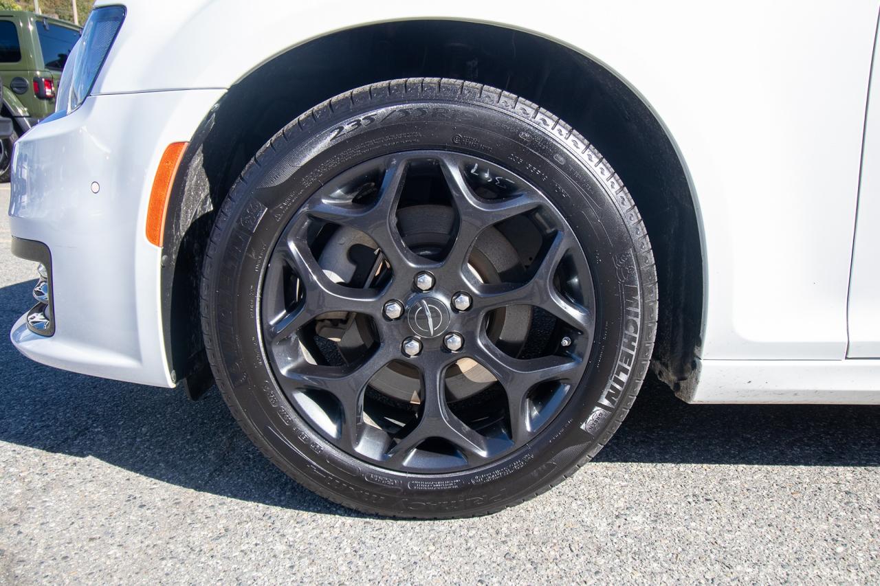 2023 Chrysler 300 300S AWD Photo5