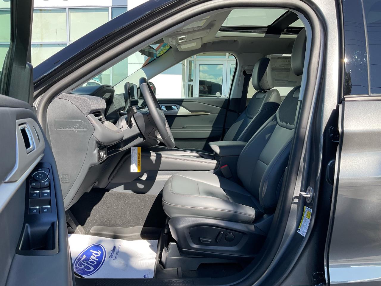 2025 Ford Explorer Active Photo5