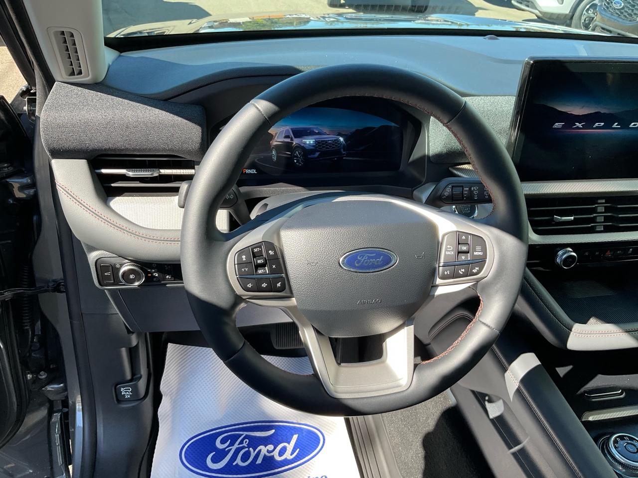 2025 Ford Explorer Active Photo5