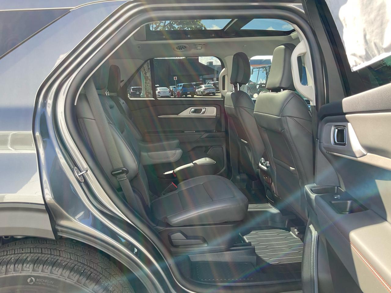 2025 Ford Explorer Active Photo5