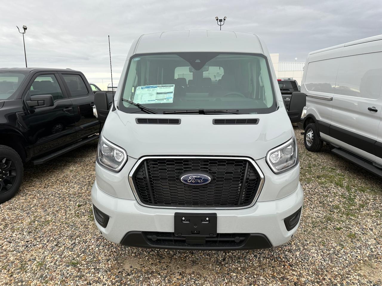 2025 Ford Transit Passenger Wagon XLT T-350 148 Med Roof  AWD 302A Photo