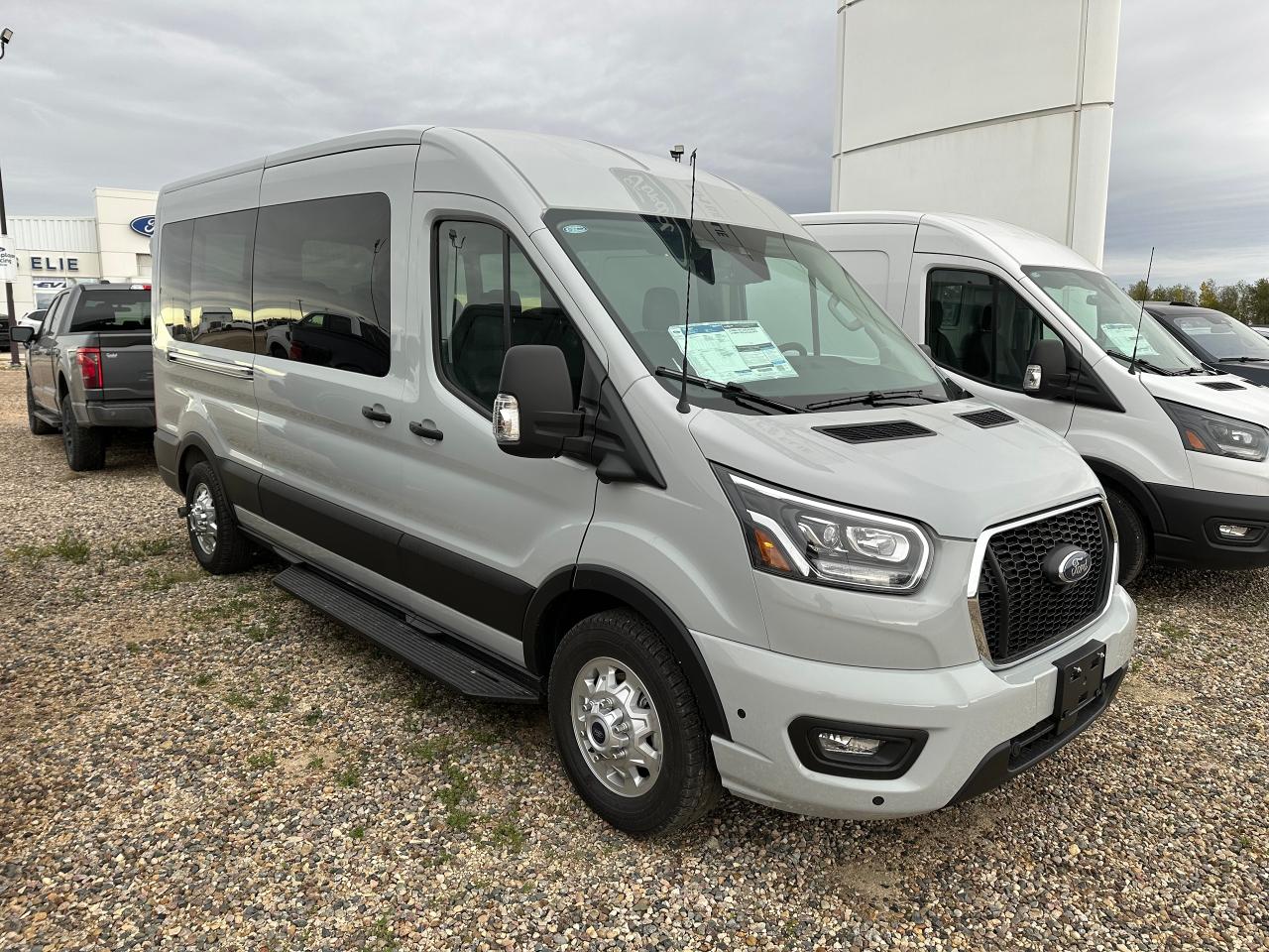 2025 Ford Transit Passenger Wagon XLT T-350 148 Med Roof  AWD 302A Photo