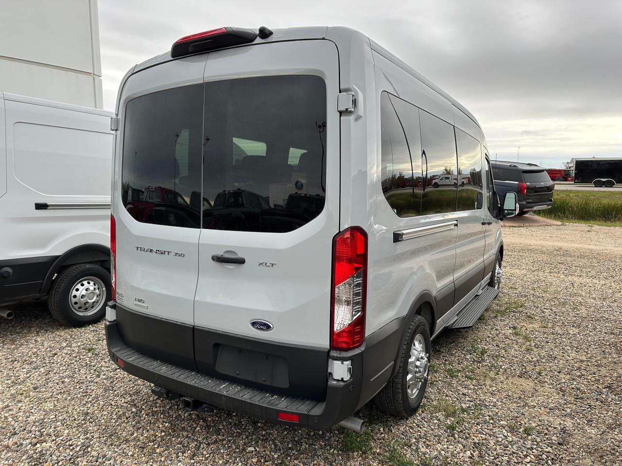 2025 Ford Transit Passenger Wagon XLT T-350 148 Med Roof  AWD 302A Photo3