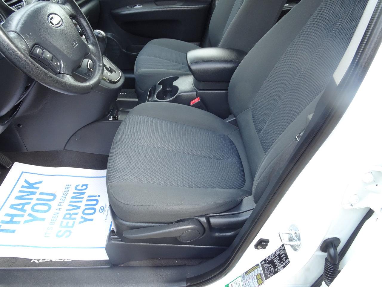 2011 Kia Rondo Base - Photo #9