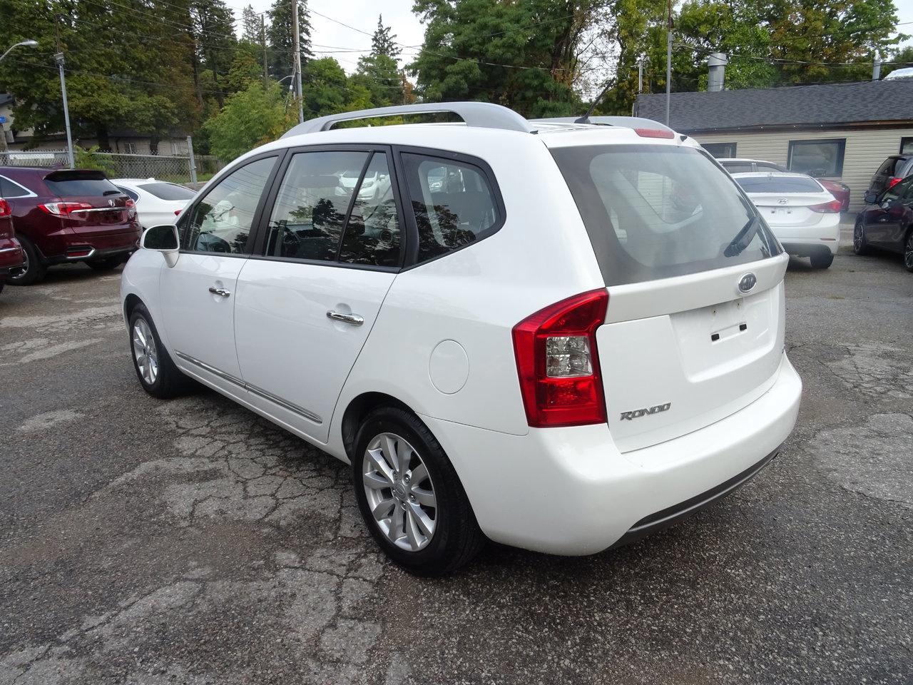 2011 Kia Rondo Base - Photo #8