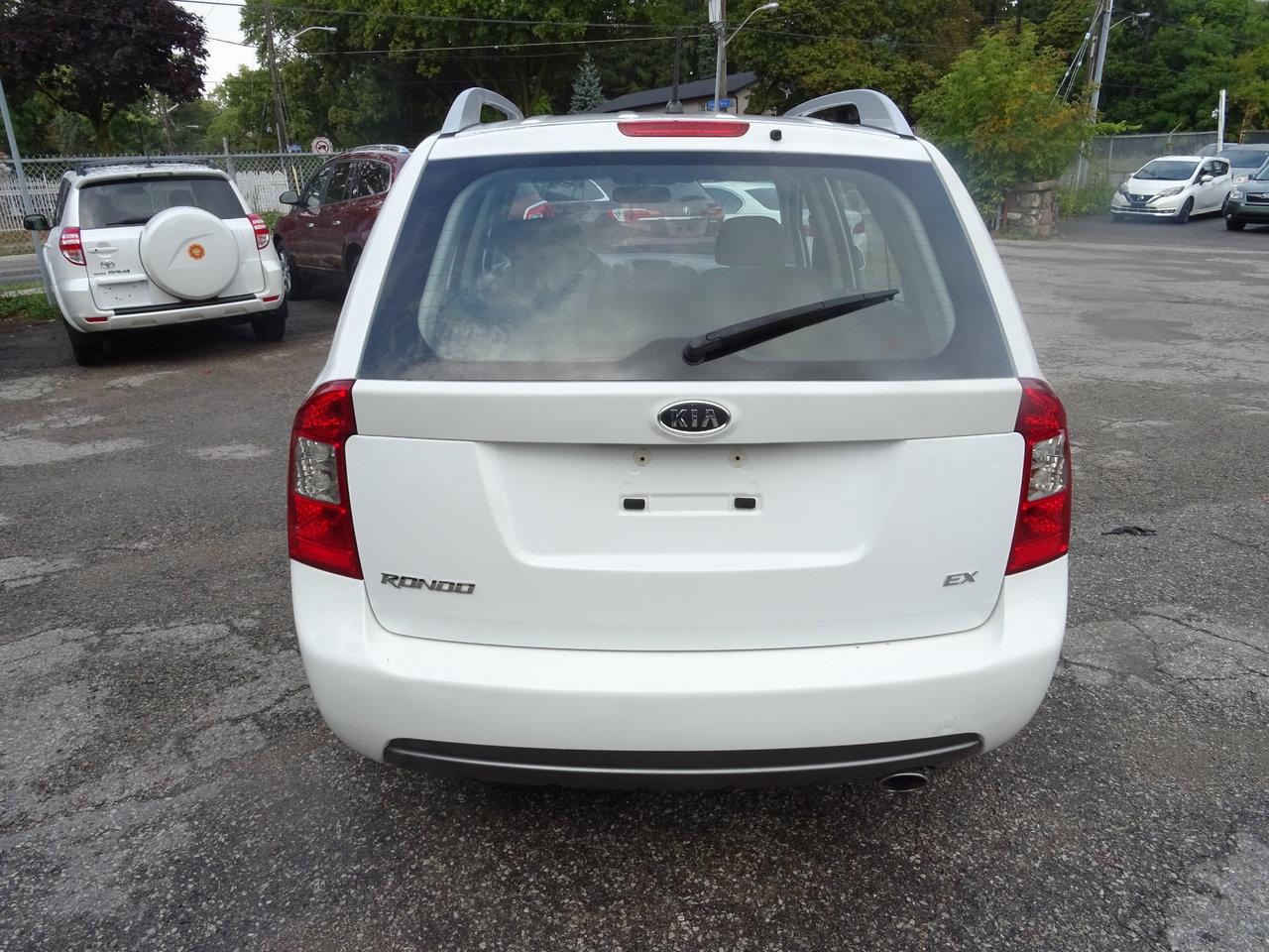 2011 Kia Rondo Base - Photo #7
