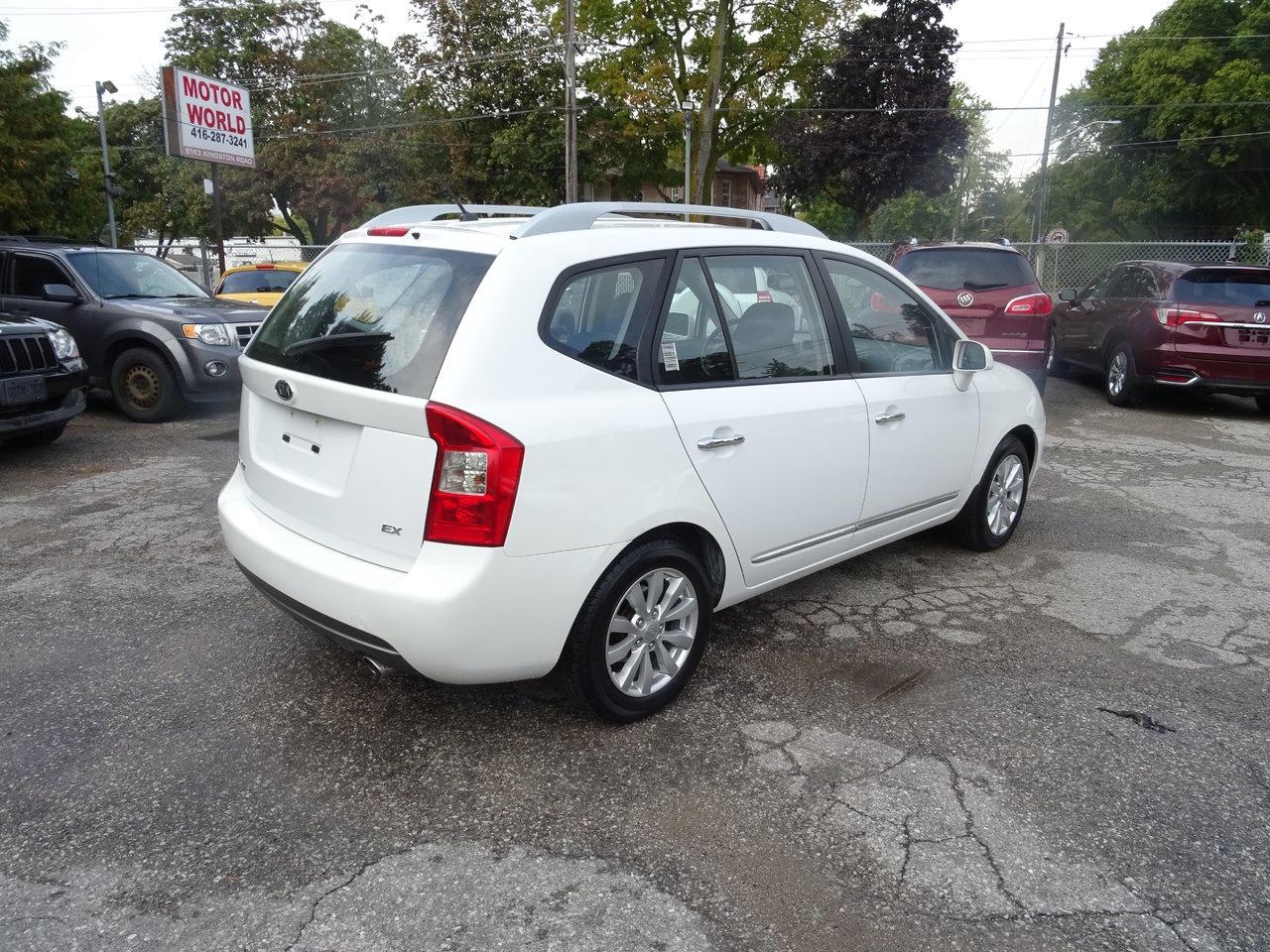 2011 Kia Rondo Base - Photo #6