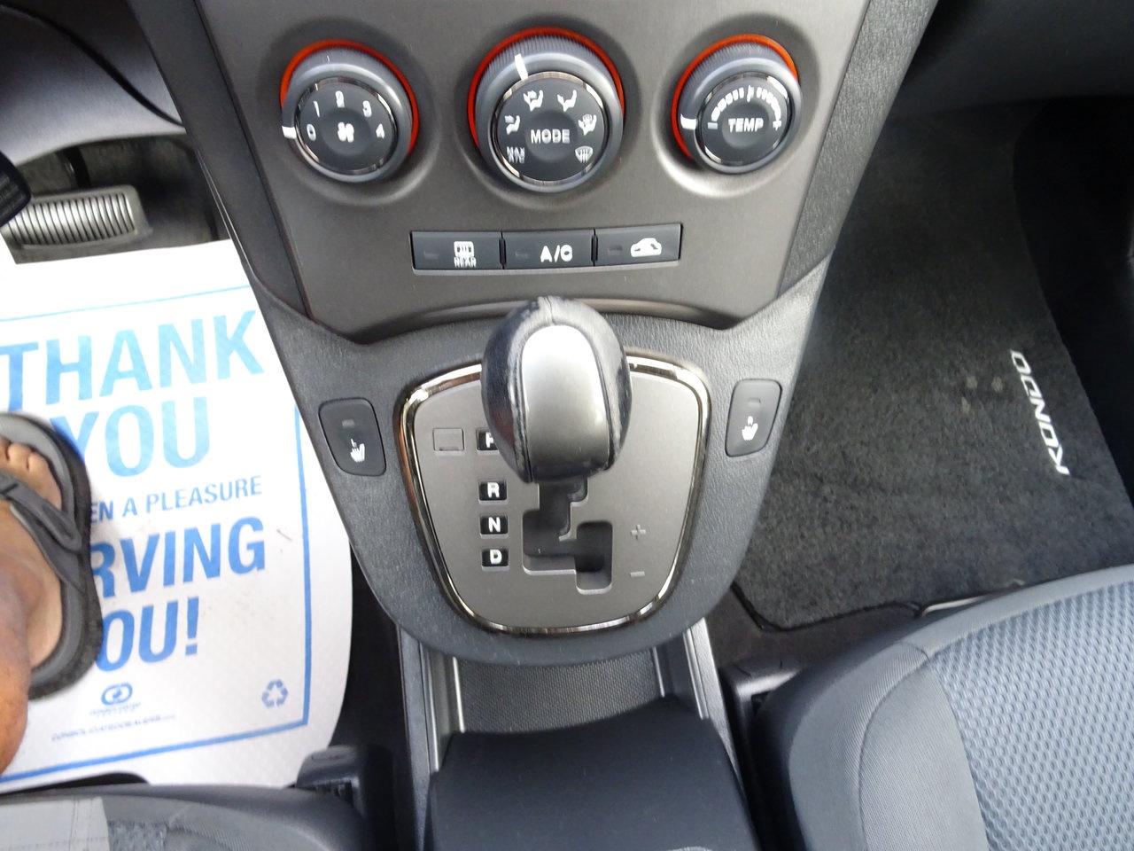 2011 Kia Rondo Base - Photo #15
