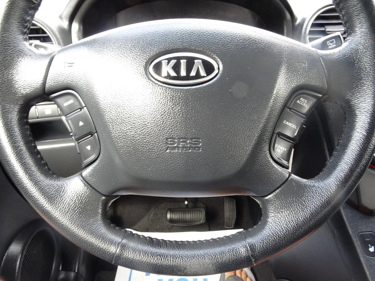 2011 Kia Rondo Base - Photo #16