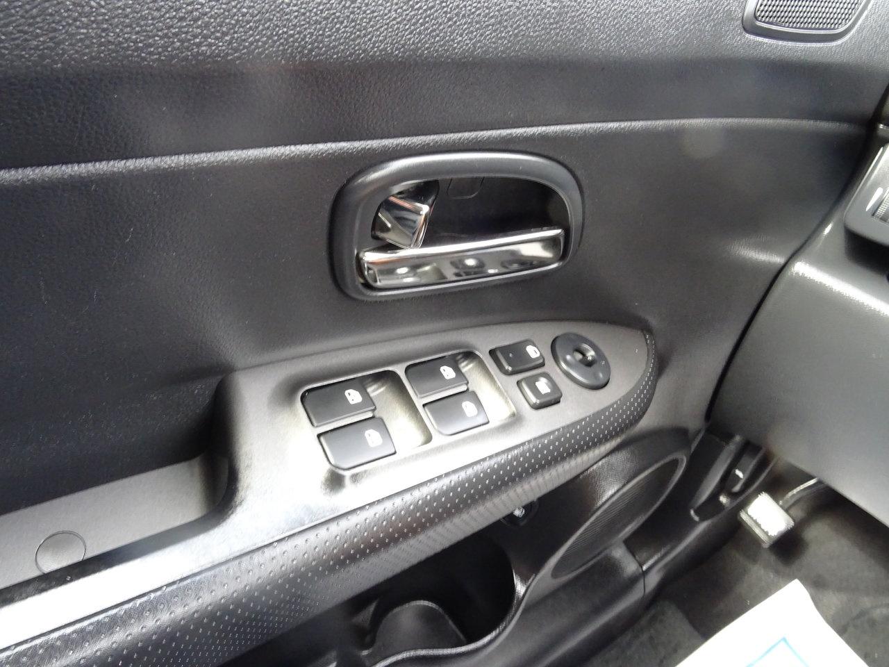 2011 Kia Rondo Base - Photo #18