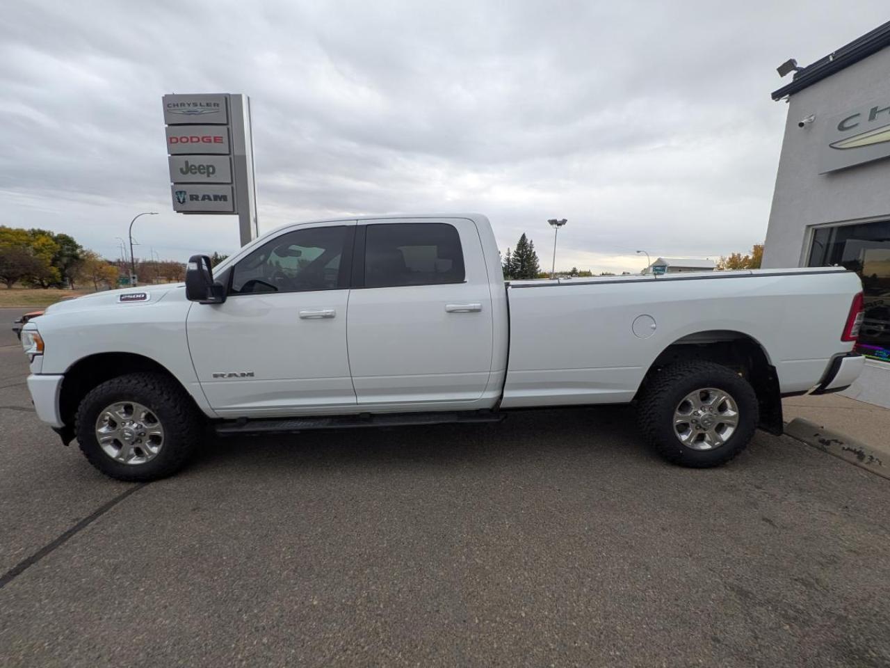 2024 RAM 2500 Big Horn 4x4 Crew Cab 8' Box Photo3