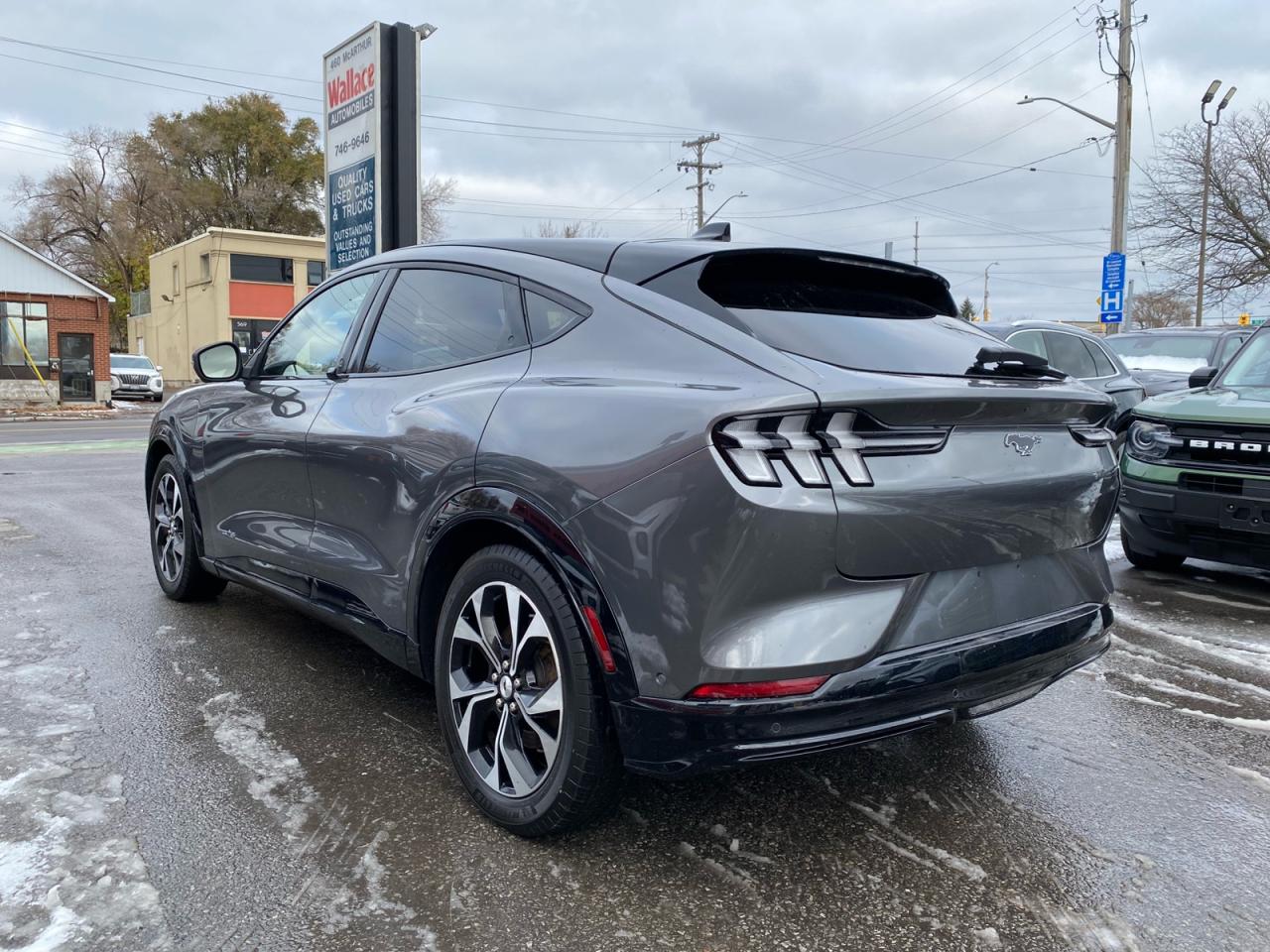 2021 Ford Mustang Mach-E Premium | AWD Photo4