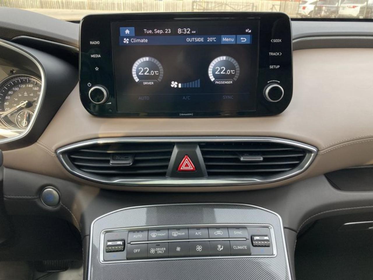 2022 Hyundai Santa Fe Hybrid Preferred w/Trend Package AWD Photo