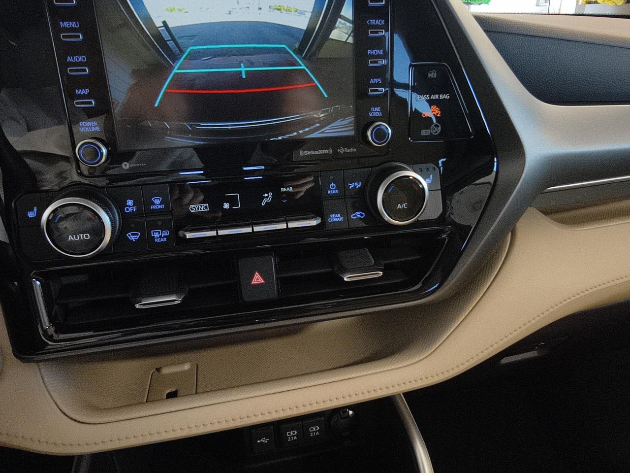 2021 Toyota Highlander XLE Photo0