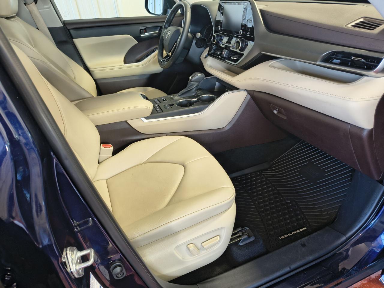 2021 Toyota Highlander XLE Photo0