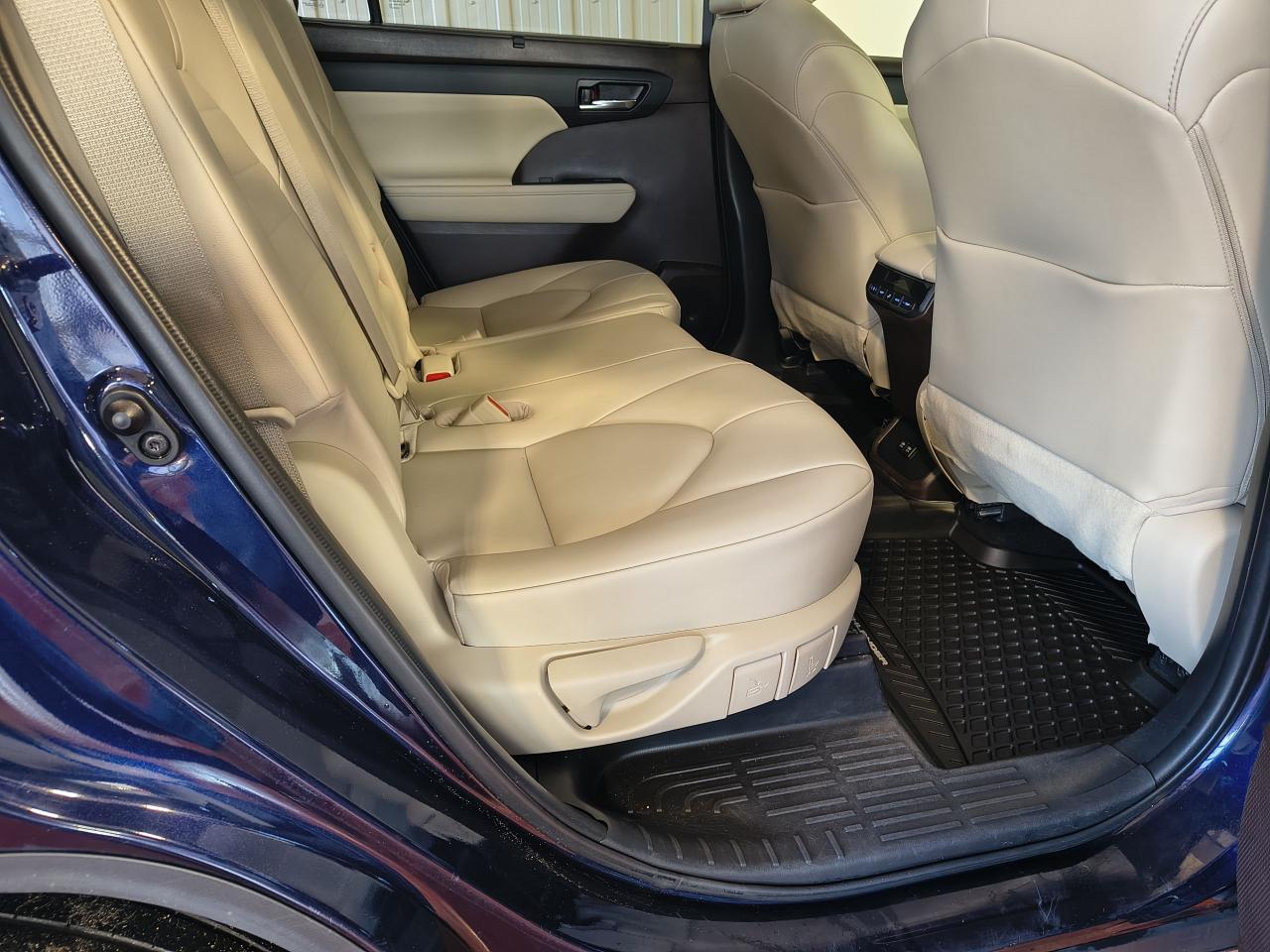 2021 Toyota Highlander XLE Photo0