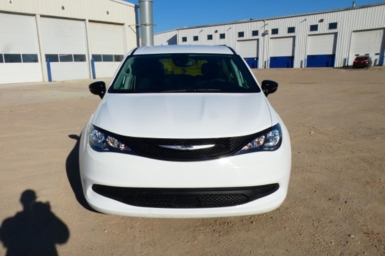 2024 Chrysler Grand Caravan SXT 2WD w/Htd cloth, NAV, BUC - Photo #3