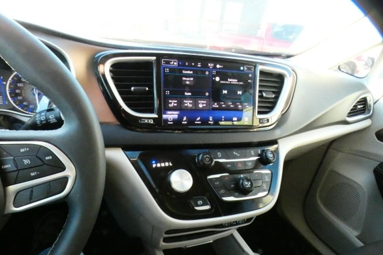 2024 Chrysler Grand Caravan SXT 2WD w/Htd cloth, NAV, BUC - Photo #16