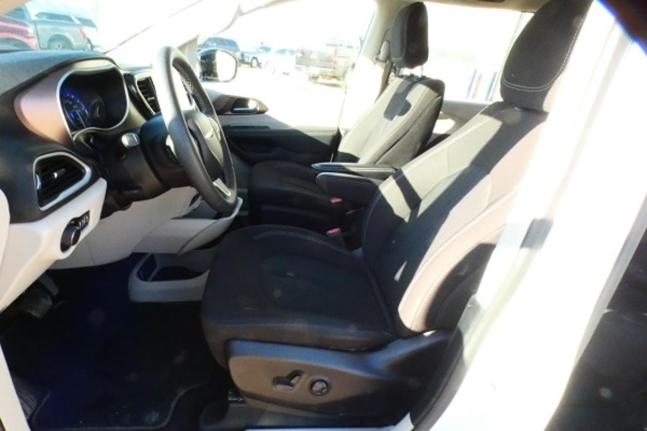 2024 Chrysler Grand Caravan SXT 2WD w/Htd cloth, NAV, BUC - Photo #11