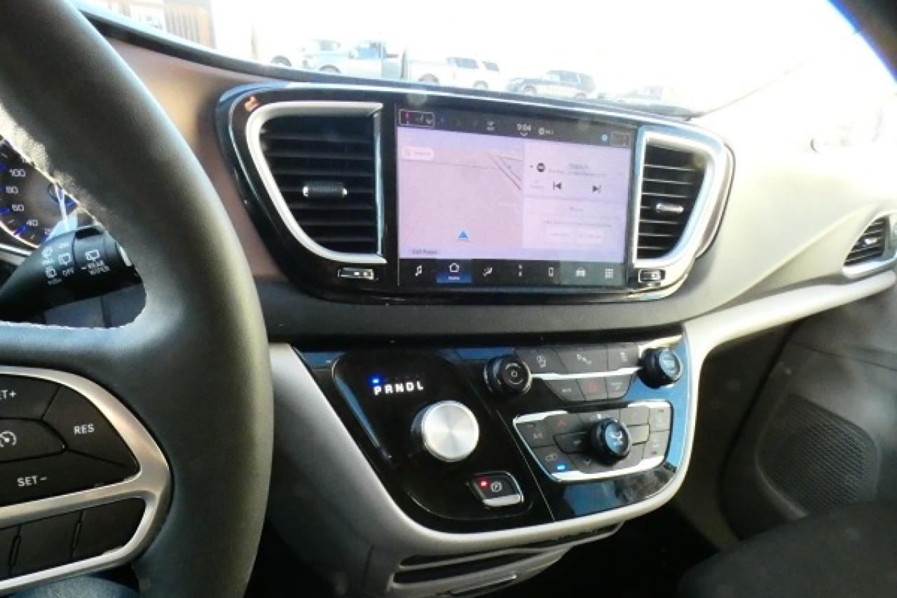 2024 Chrysler Grand Caravan SXT 2WD w/Htd cloth, NAV, BUC - Photo #16