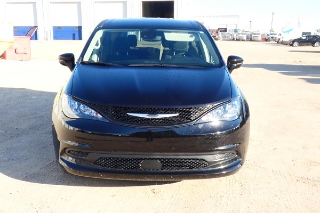 2024 Chrysler Grand Caravan SXT 2WD w/Htd cloth, NAV, BUC - Photo #3