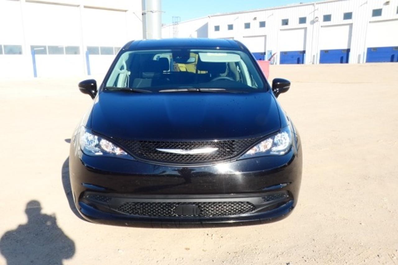 2024 Chrysler Grand Caravan SXT 2WD w/Htd cloth, NAV, BUC - Photo #3
