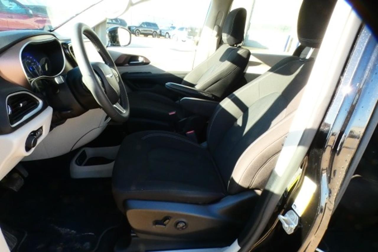 2024 Chrysler Grand Caravan SXT 2WD w/Htd cloth, NAV, BUC - Photo #11