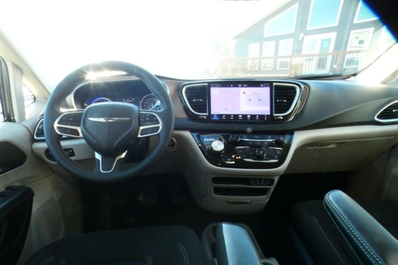 2024 Chrysler Grand Caravan SXT 2WD w/Htd cloth, NAV, BUC - Photo #12