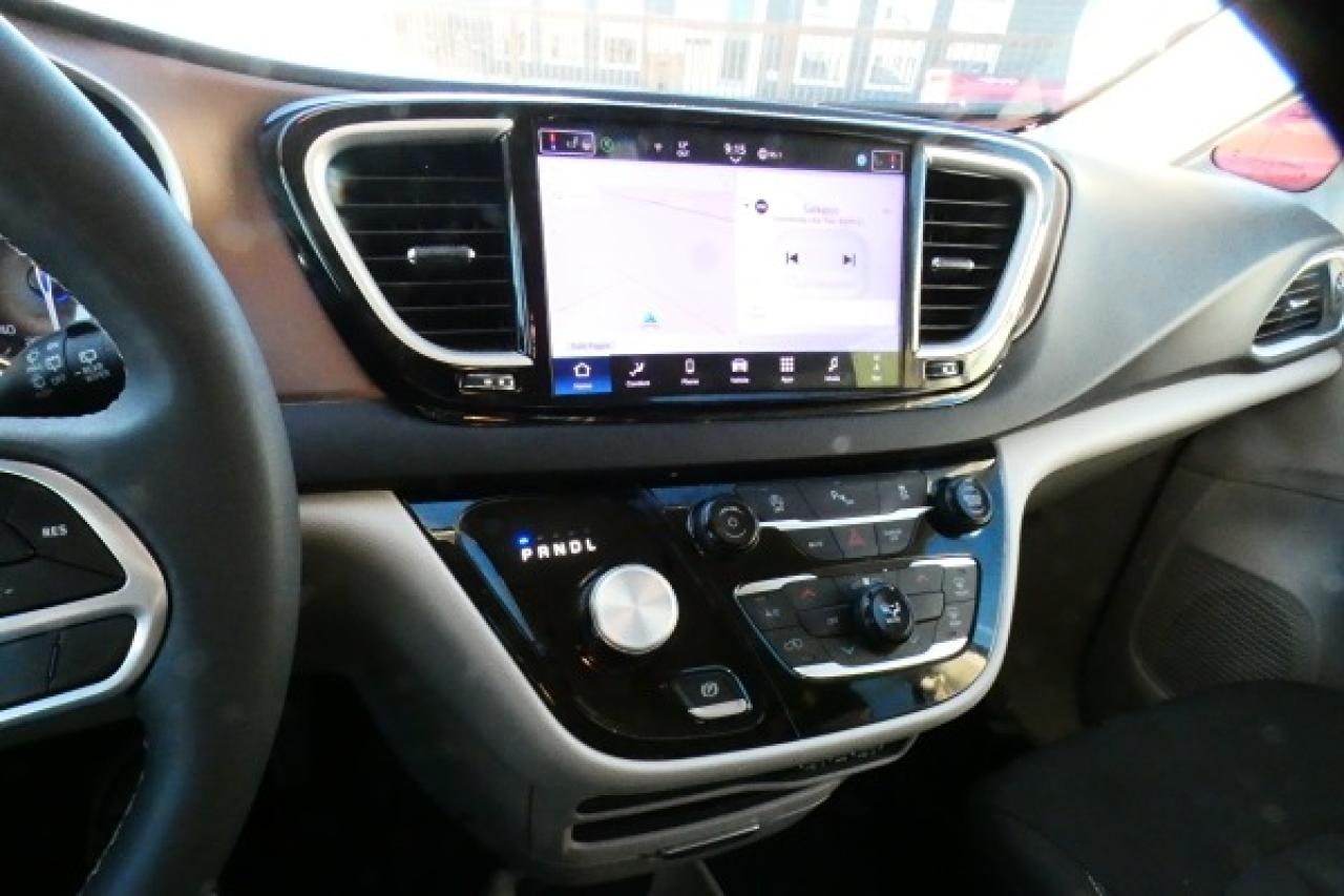 2024 Chrysler Grand Caravan SXT 2WD w/Htd cloth, NAV, BUC - Photo #16