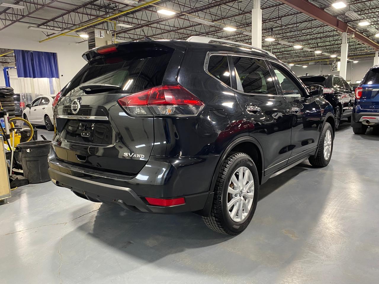 2018 Nissan Rogue SV Photo4