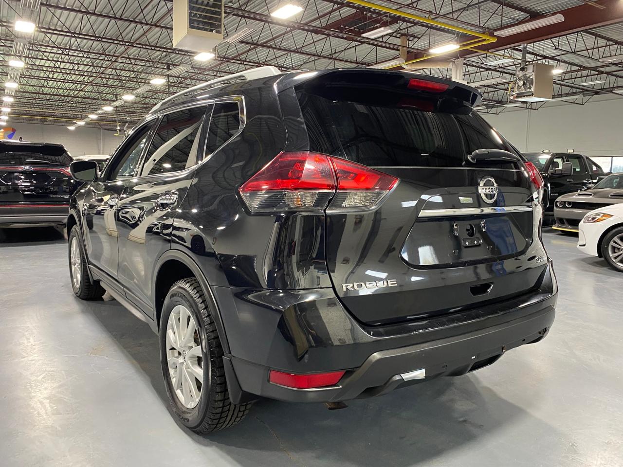 2018 Nissan Rogue SV Photo2