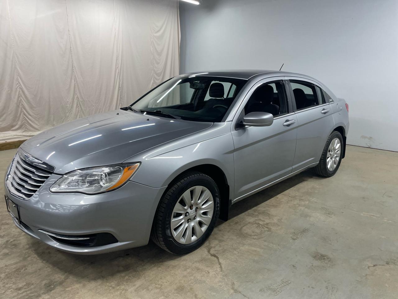 2014 Chrysler 200 4dr Sdn LX Photo3