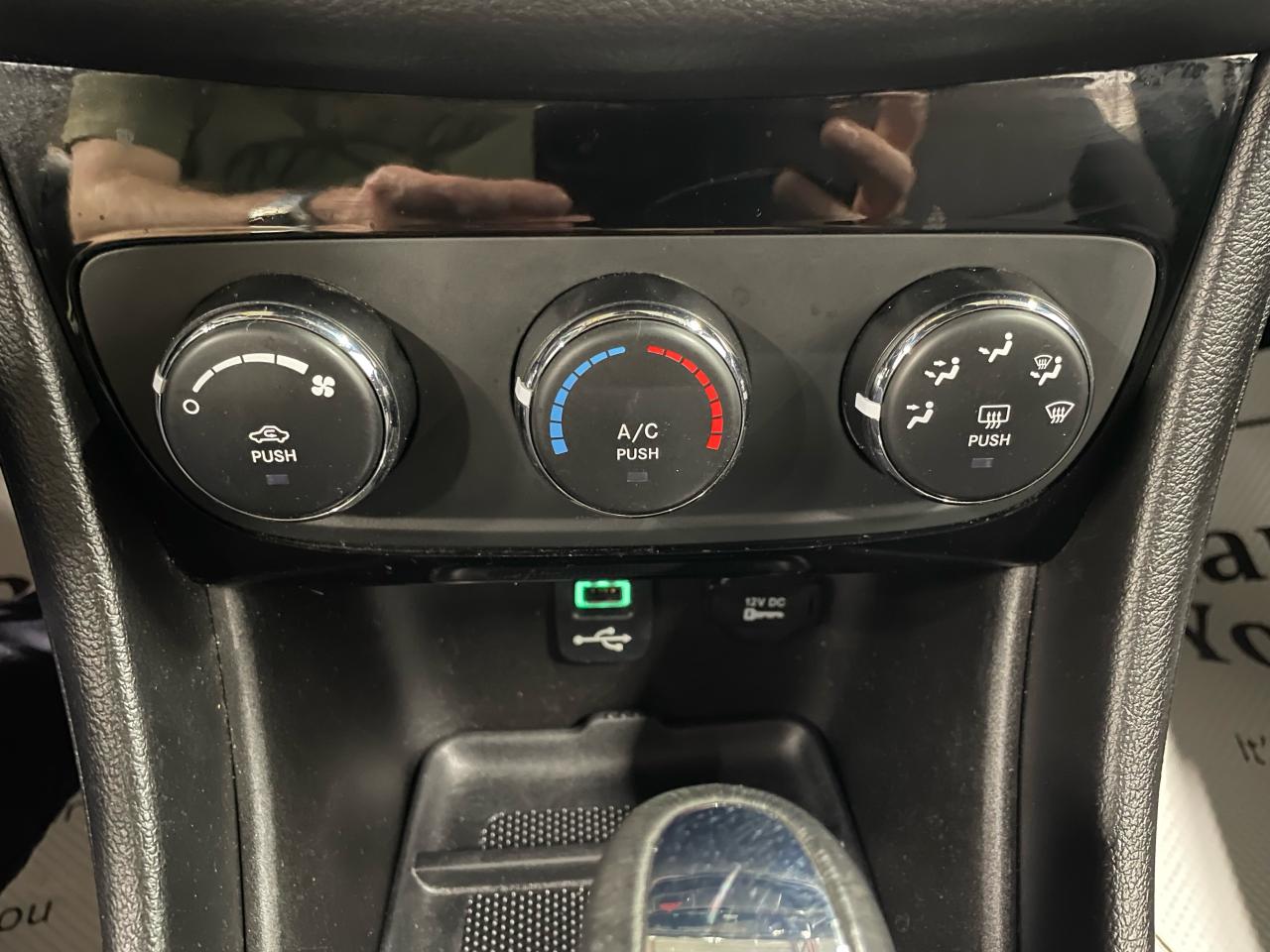 2014 Chrysler 200 4dr Sdn LX Photo16